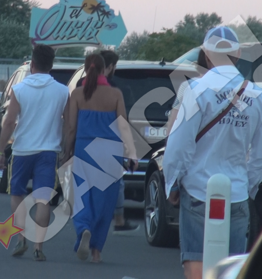 Cei doi aleg sa isi petreaca seara intr-un club de fite din Mamaia