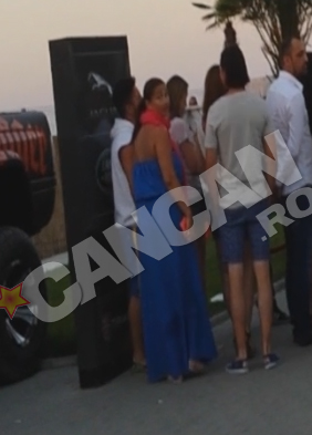 Vedeta si sotul ei asteapta sa le vina randul pentru a intra la terasa