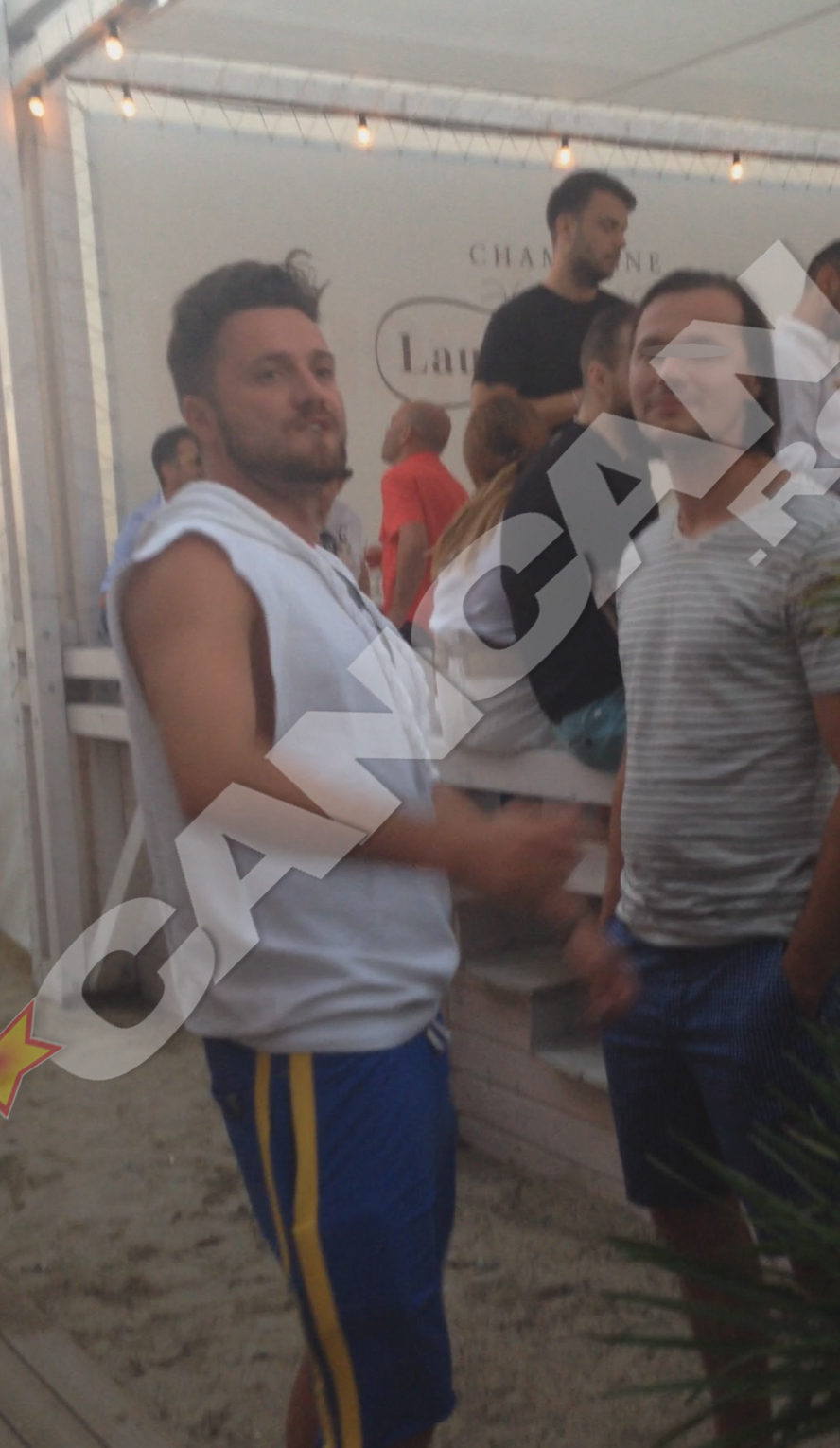 Tavi este aproape de nerecunoscut