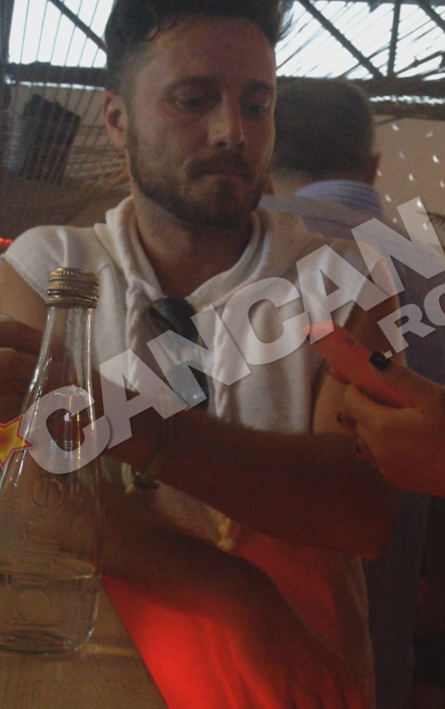 Gabi si-a insotit sotul la bar, unde au servit cate o limonada