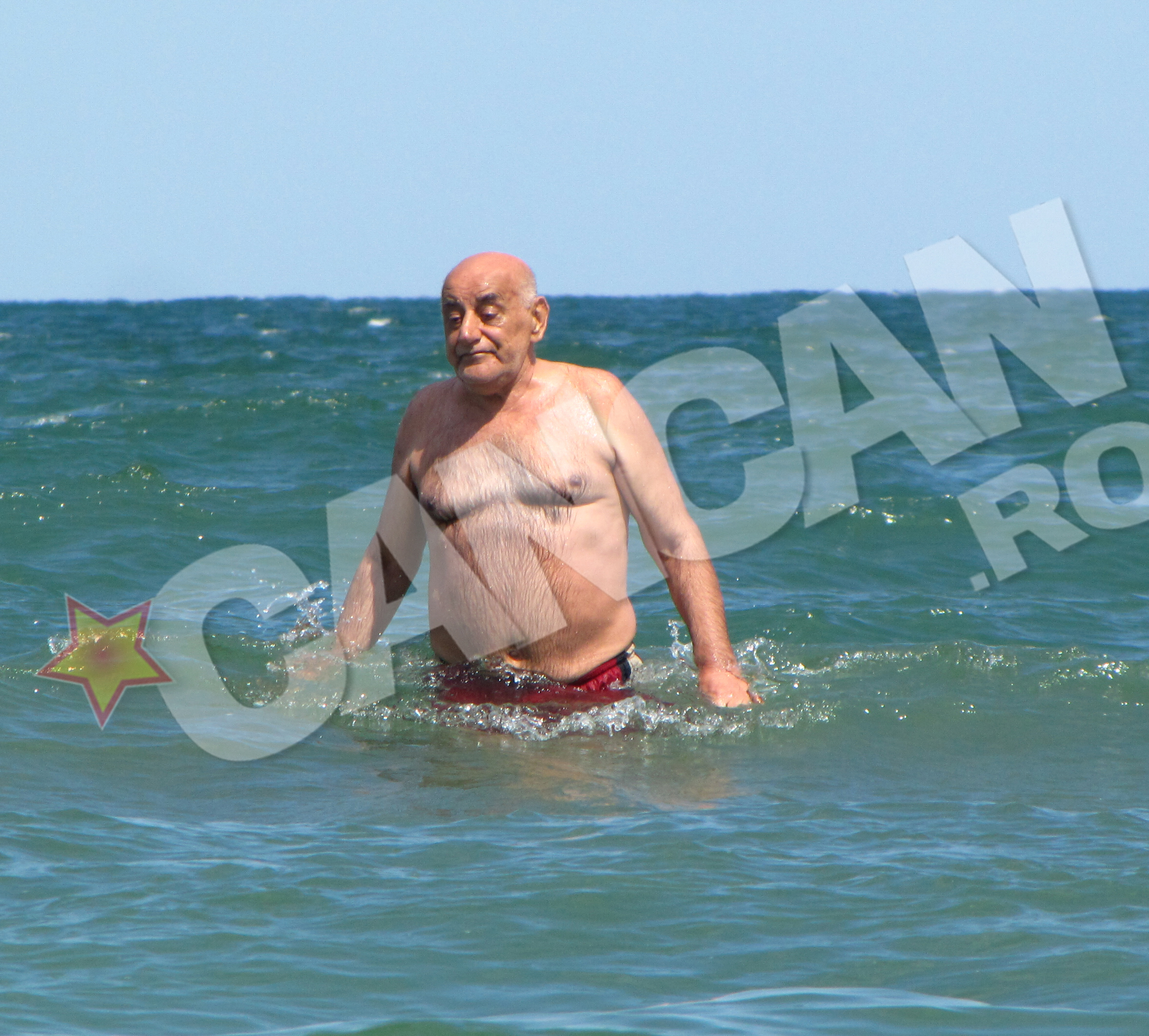 Fostul primar, in lupta cu valurile