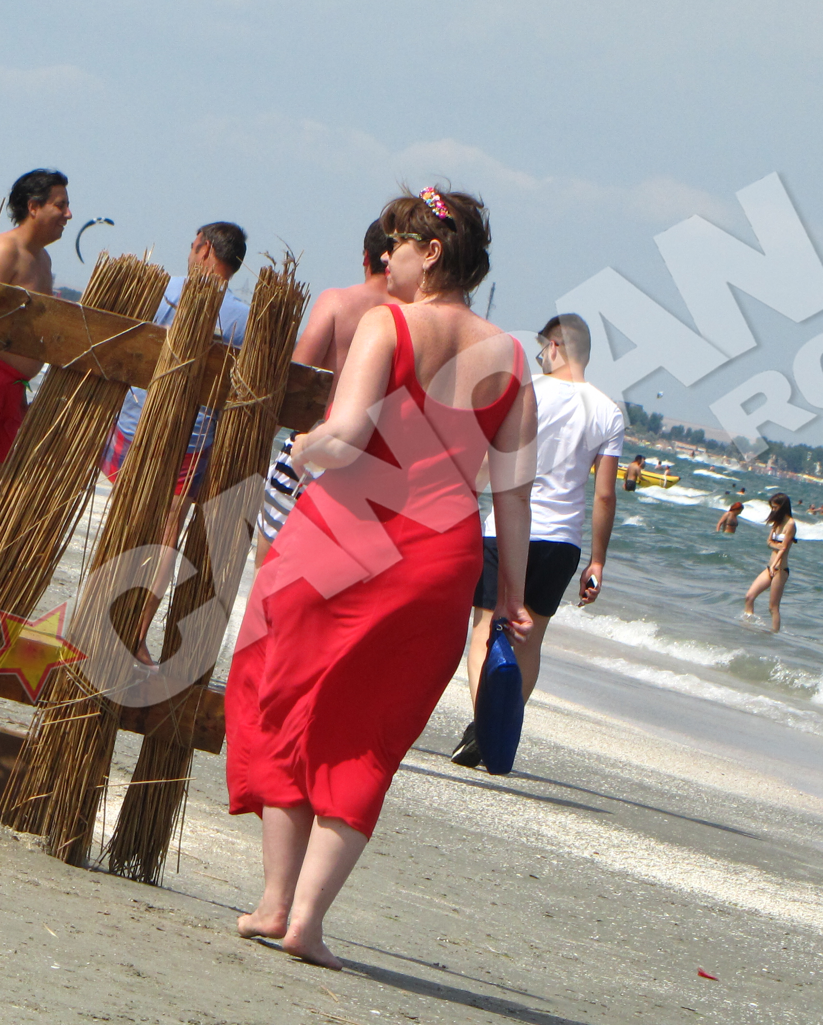 Oana s-a plictisit si a plecat singura spre hotel