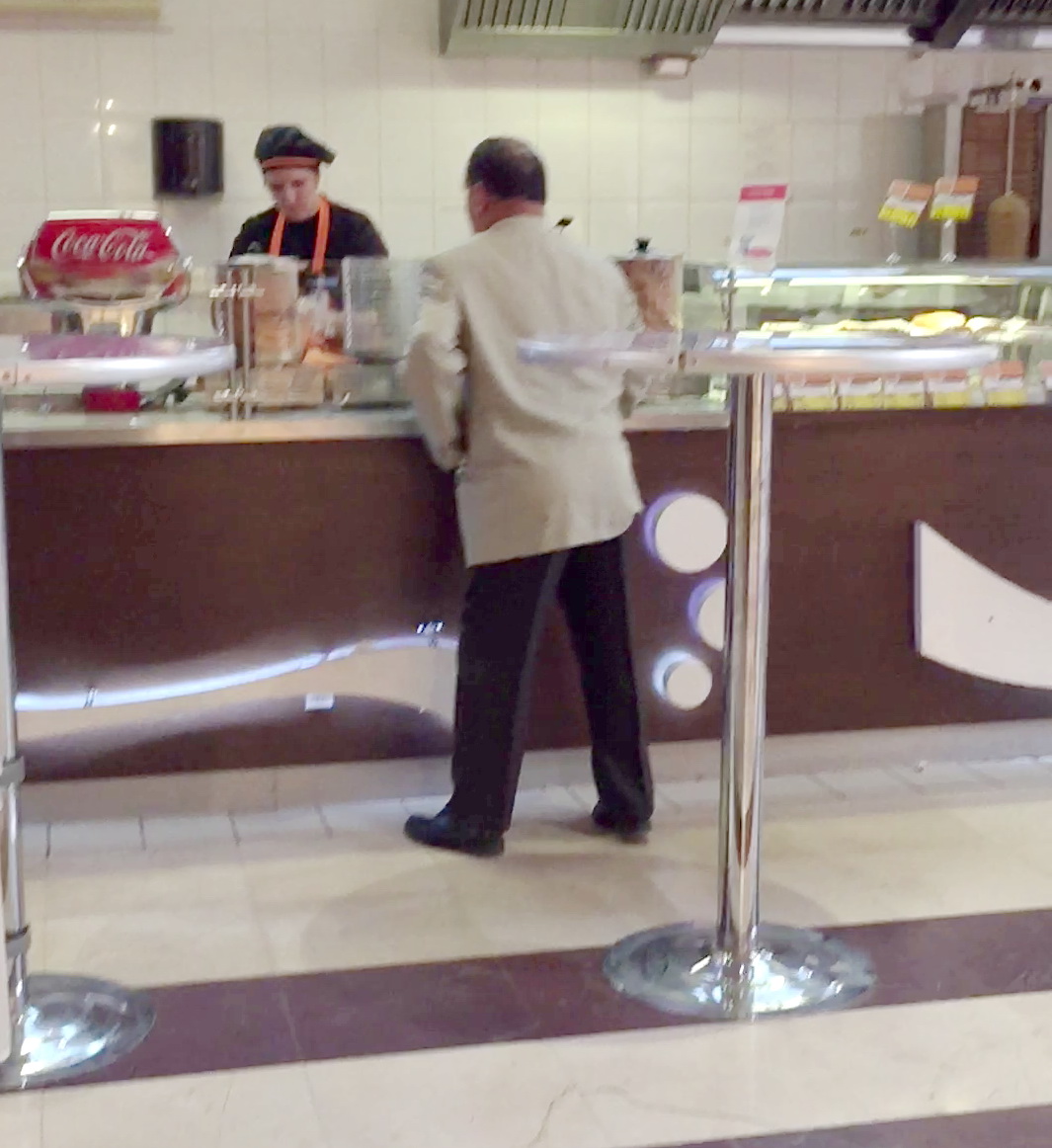 Gigel Frone a luat masa singur intr-un centru comercial