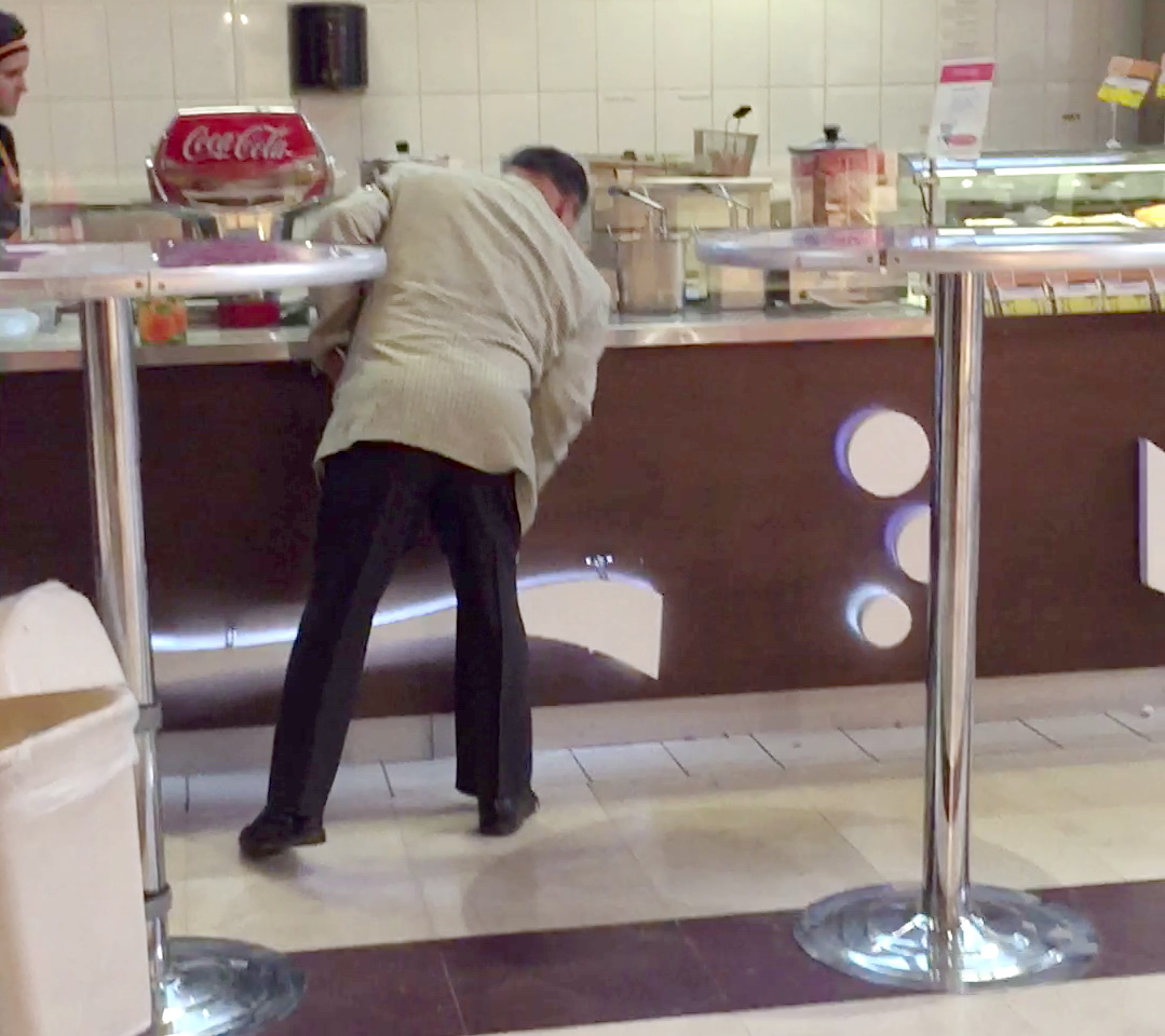 Celebritatea artistului a apus de mult, iar nimeni nu s-a mai ingramadit sa faca o poza cu el