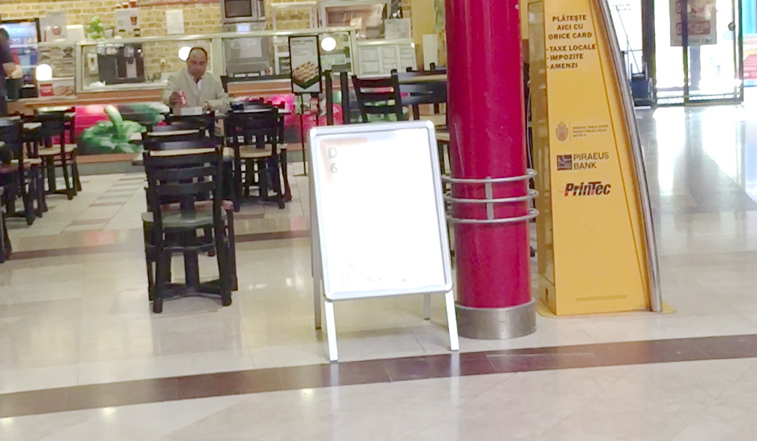 Dupa ce si-a luat de mancare, Gigel Frone s-a asezat singur la o masa