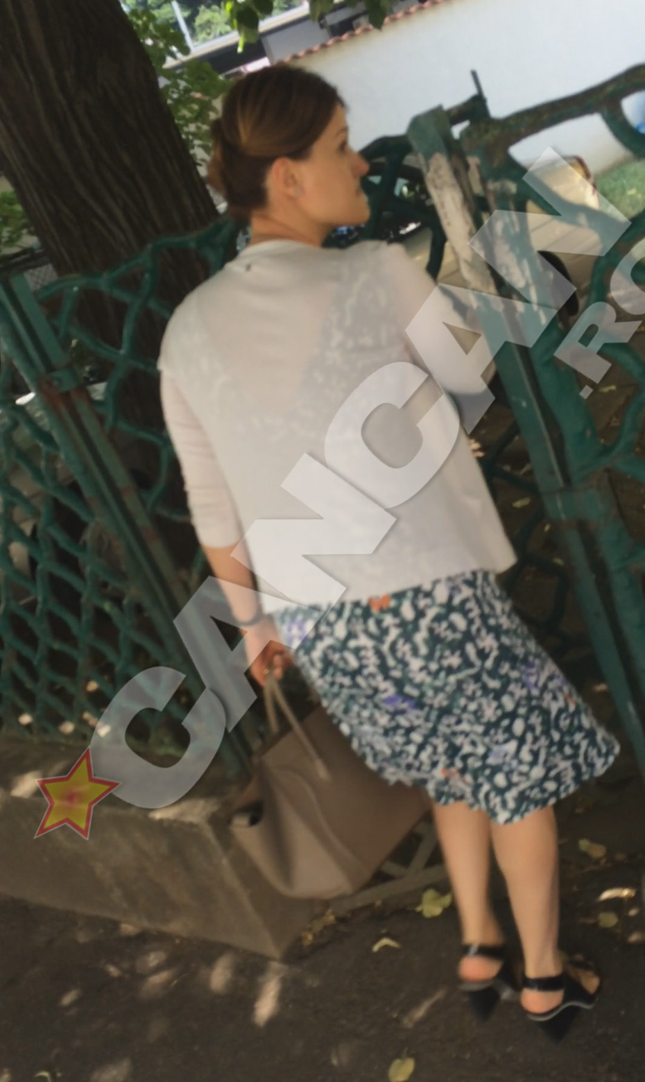 Se uita de cateva ori in spate pentru a se asigura ca nu o vede nimeni