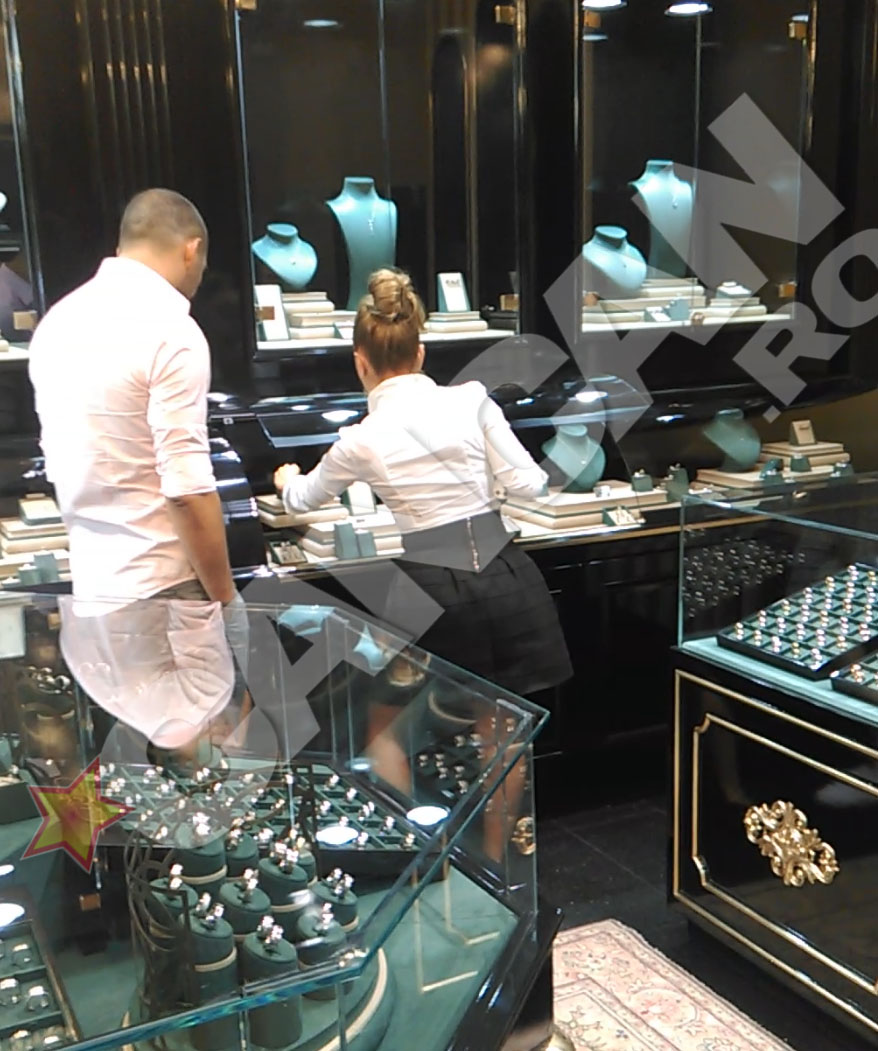 Stefan se uita atent la inelele expuse