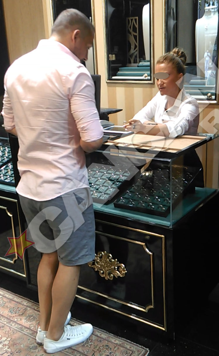 Vanzatoarea ii recomanda un model special