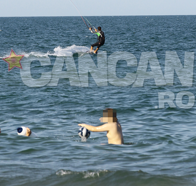 O tanara care facea baie topless a lasat mingea si a inceput sa-l studieze pe fostul primar al Constantei