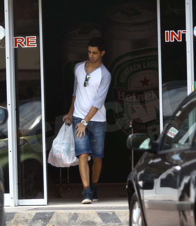 Alex, cu sacosa cu bauturi pentru Oana