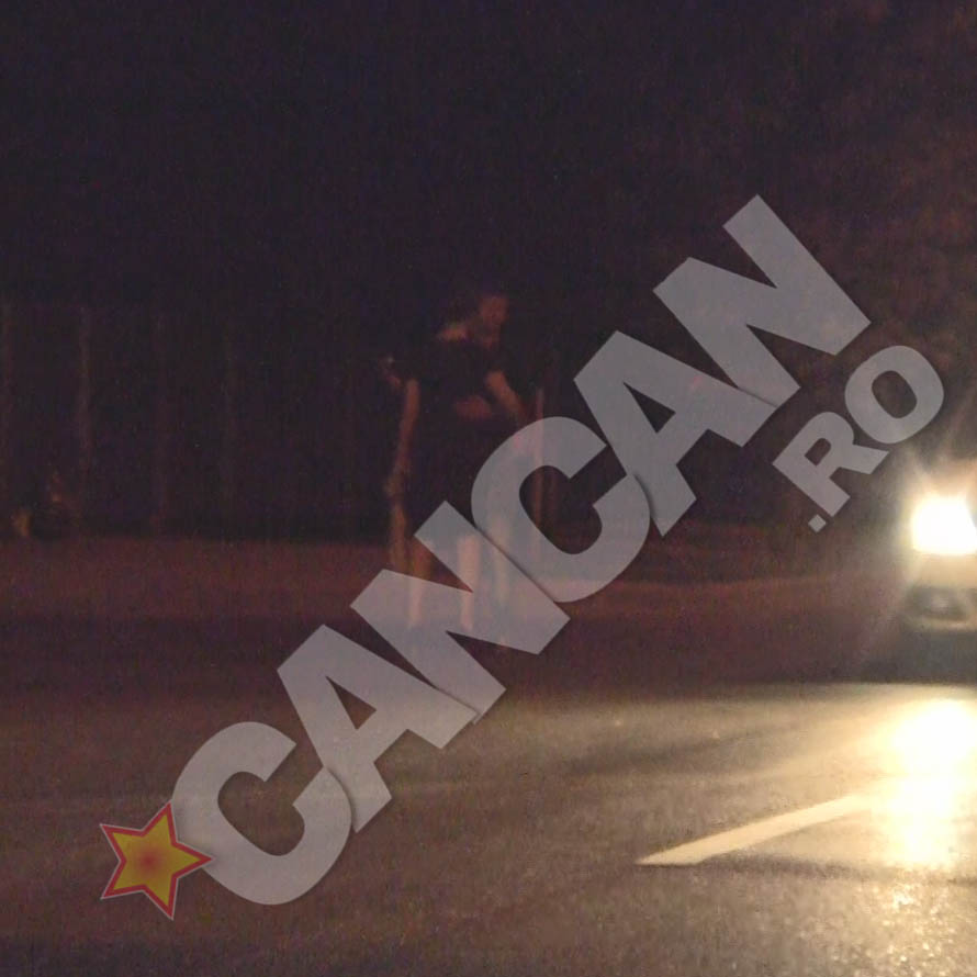 Rita si iubitul ei asteapta taxiul