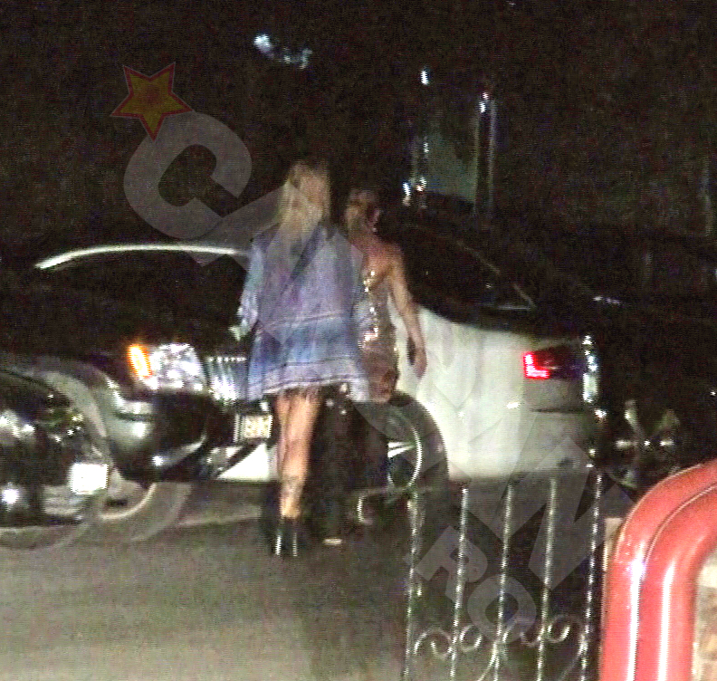 Raluca si prietena ei au iesit in club... 