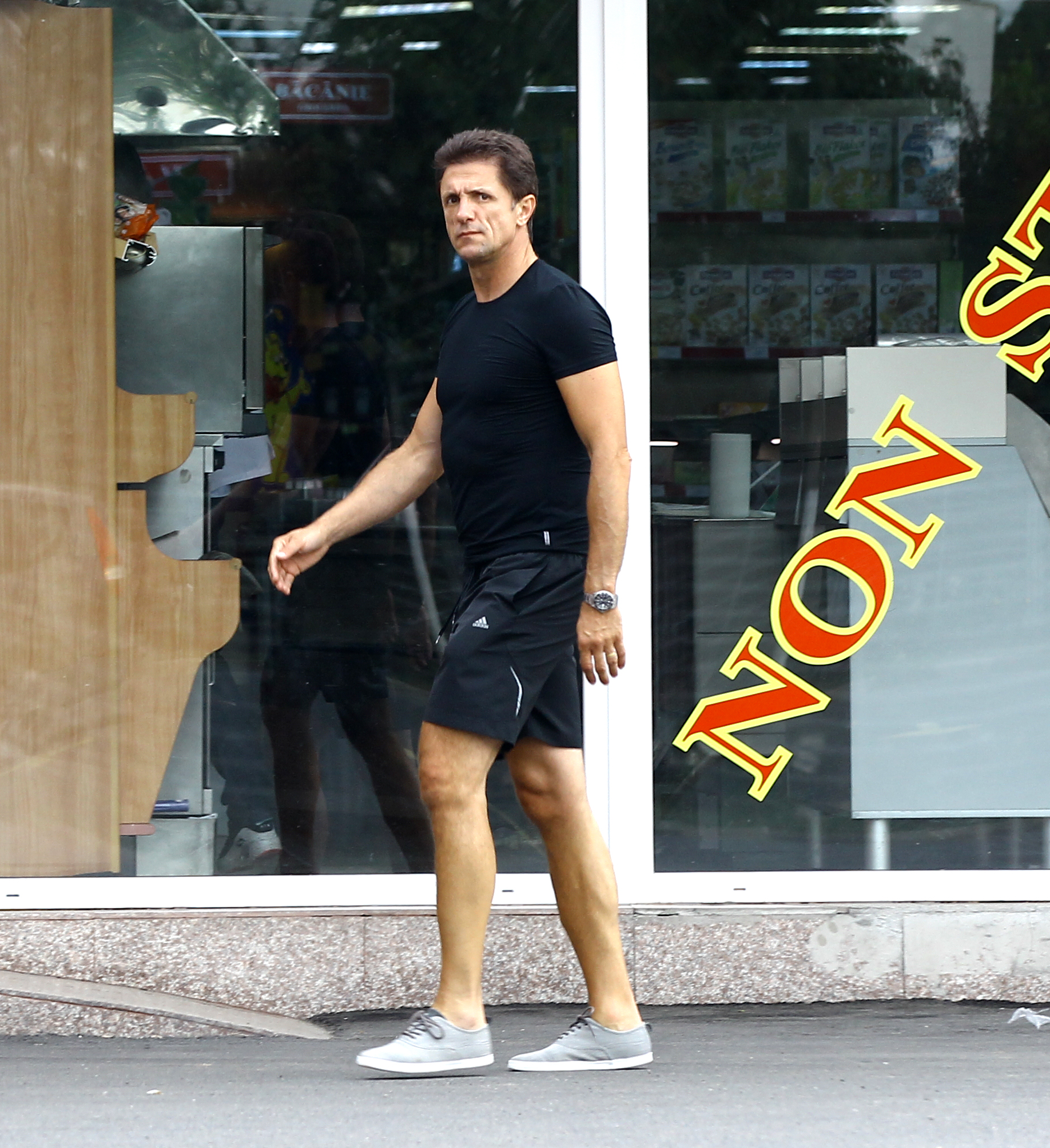 Imediat ce a iesit din inchisoare, fostul capitan al nationalei a mers acasa si s-a imbracat in haine mai lejere