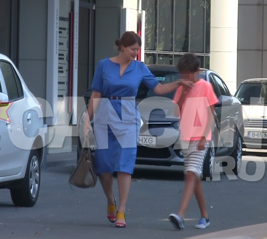 Baiatul ii pupa mana mamaei sale