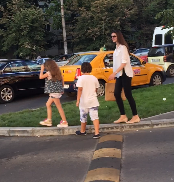 In preajma fiicei sale, Monica radiaza de fericire