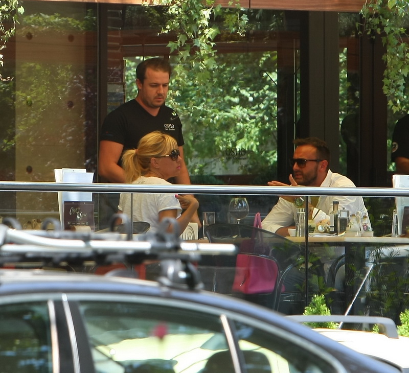 Elena a fost nerabdatoare sa isi vada iubitul si a ajuns intr-un suflet la terasa