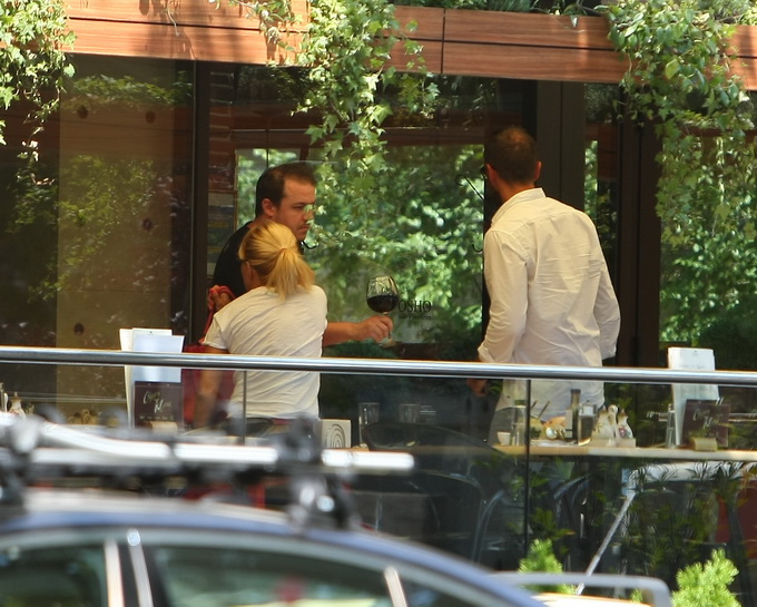 Udrea si-a comandat un pahar de vin rosu, insa i-a spus ospatarului sa-l duca in restaurant