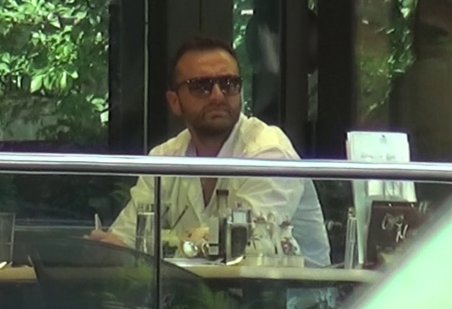 Cat a asteptat-o pe Elena, Vali s-a uitat de mai multe ori spre intrarea de la terasa