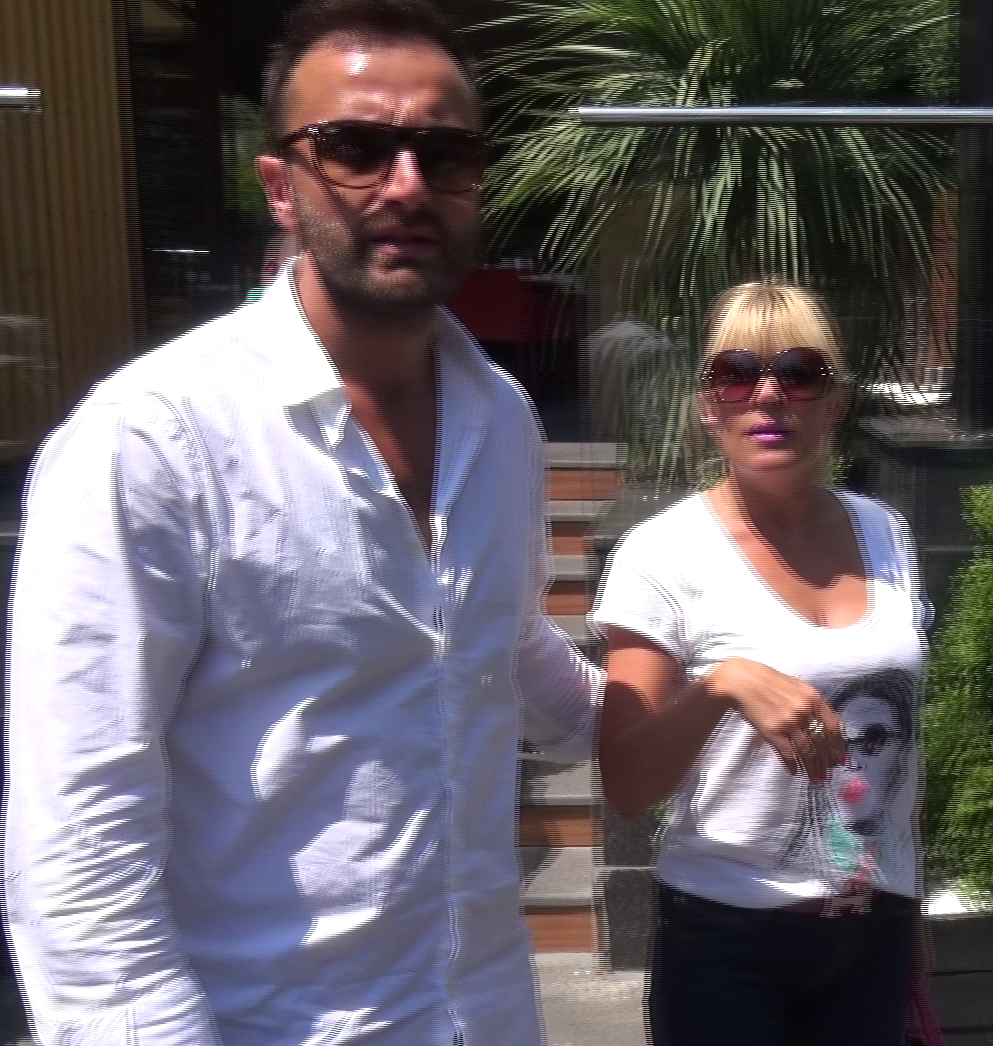 La iesirea din restaurant, Vali si Elena au plecat separat