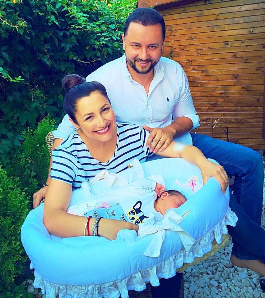 Andra si Catalin Maruta, alaturi de fiica lor, Eva