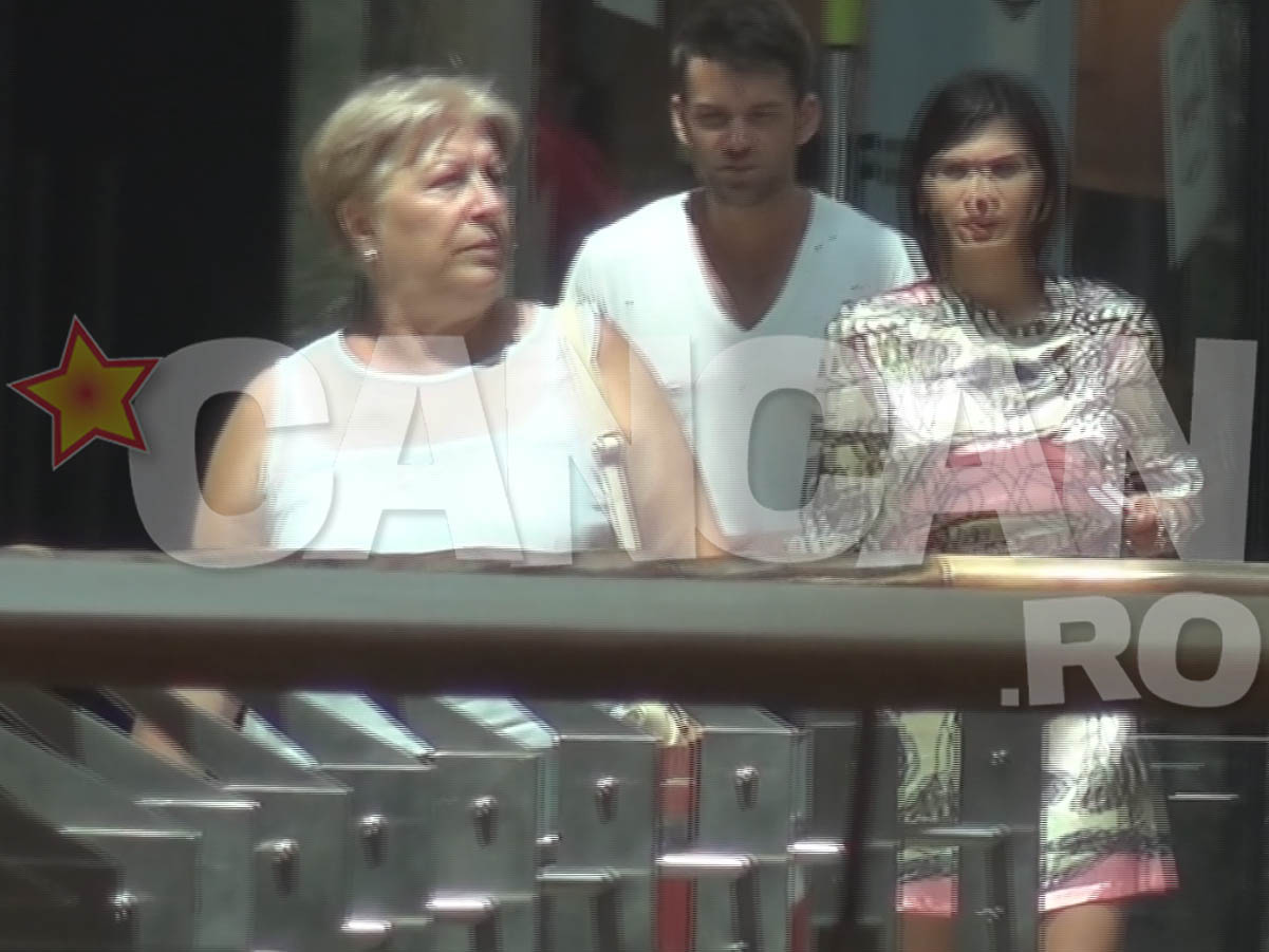 Asistenta TV si celebrul fotbalist se plimba linistiti si fericiti.