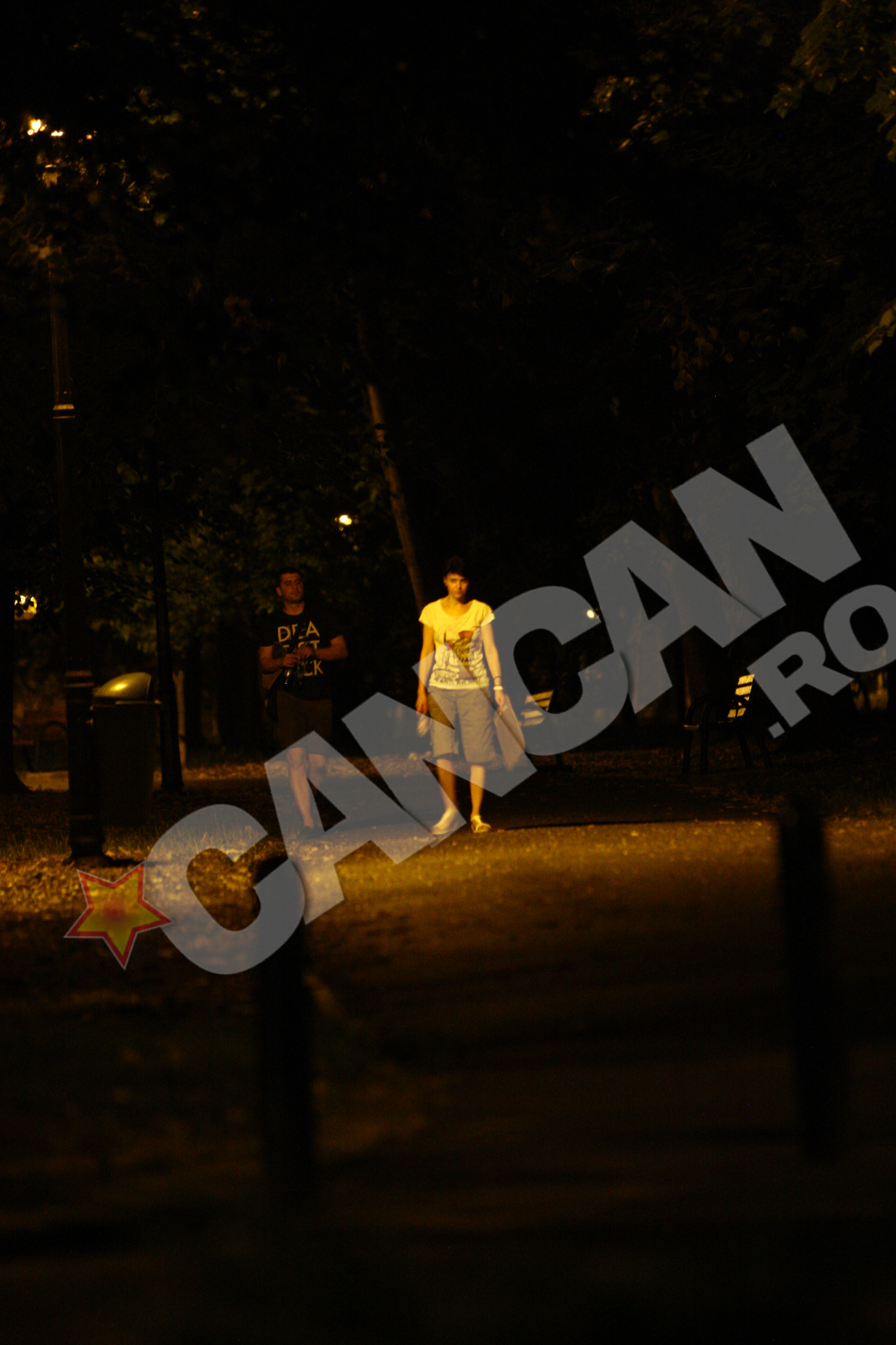 Cei doi merg spre o banca din barc