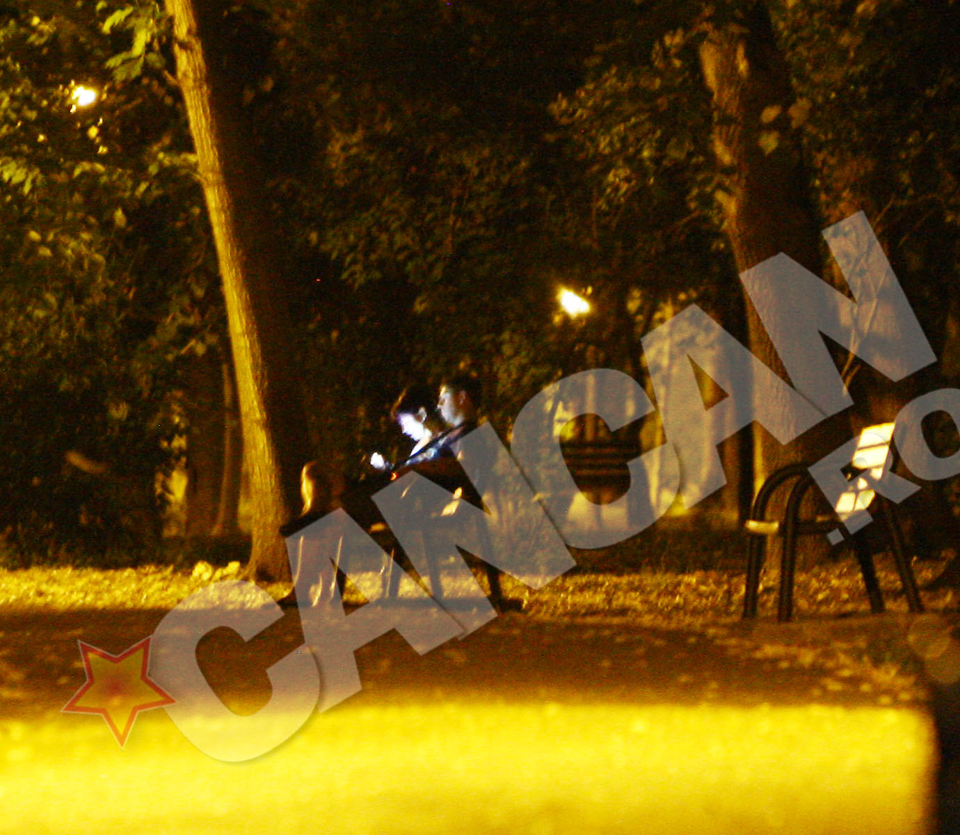 Vedeta si iubitul ei se odihnesc pe o banca