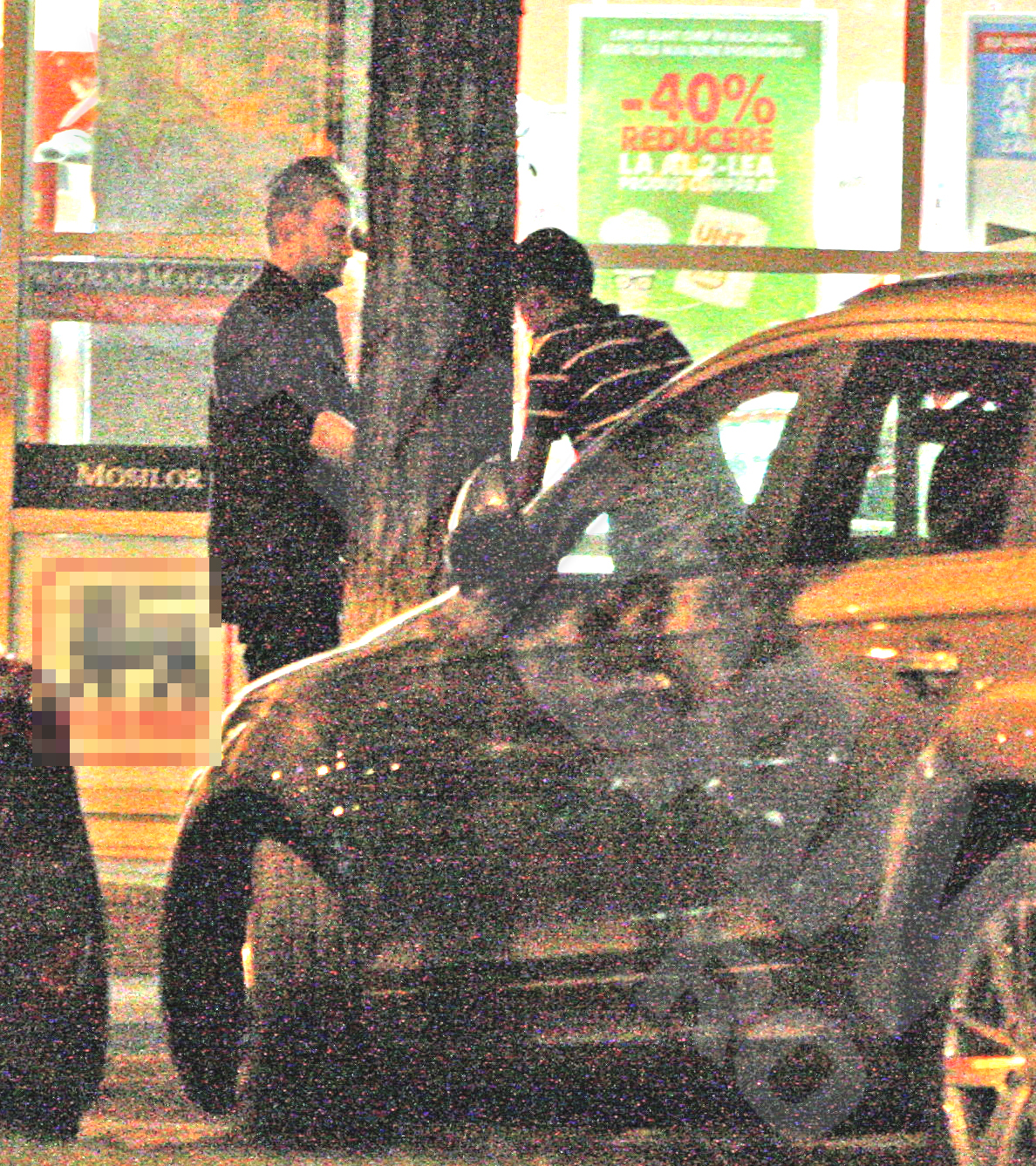 La iesirea din magazin, Bote este abordat de un om al strazii