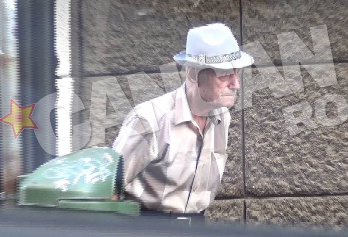 Dupa ce s-a asigurat ca terenul e liber de jurnalisti, tortionarul descinde din bloc