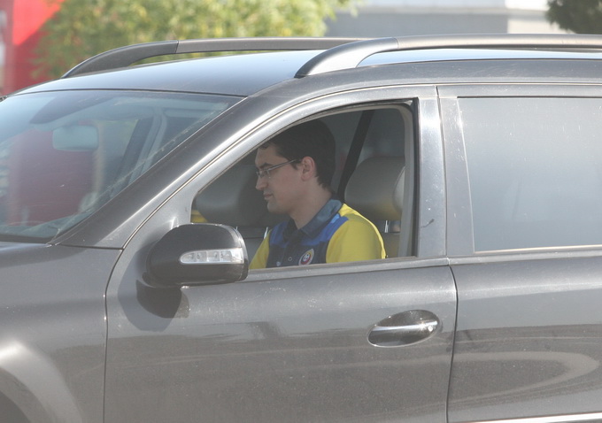 Razvan Burleanu a ramas in masina, in timp ce iubita lui a mers sa cumpere cele necesare