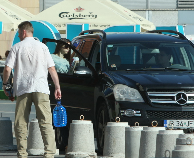 In cele din urma, Anamaria a gasit ce avea nevoie, iar intr-un tarziu a revenit la masina lui Razvan Burleanu