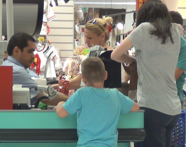 Iubita lui Burleanu a cautat portofelul, iar dupa ce a platit a plecat grabita spre iesire