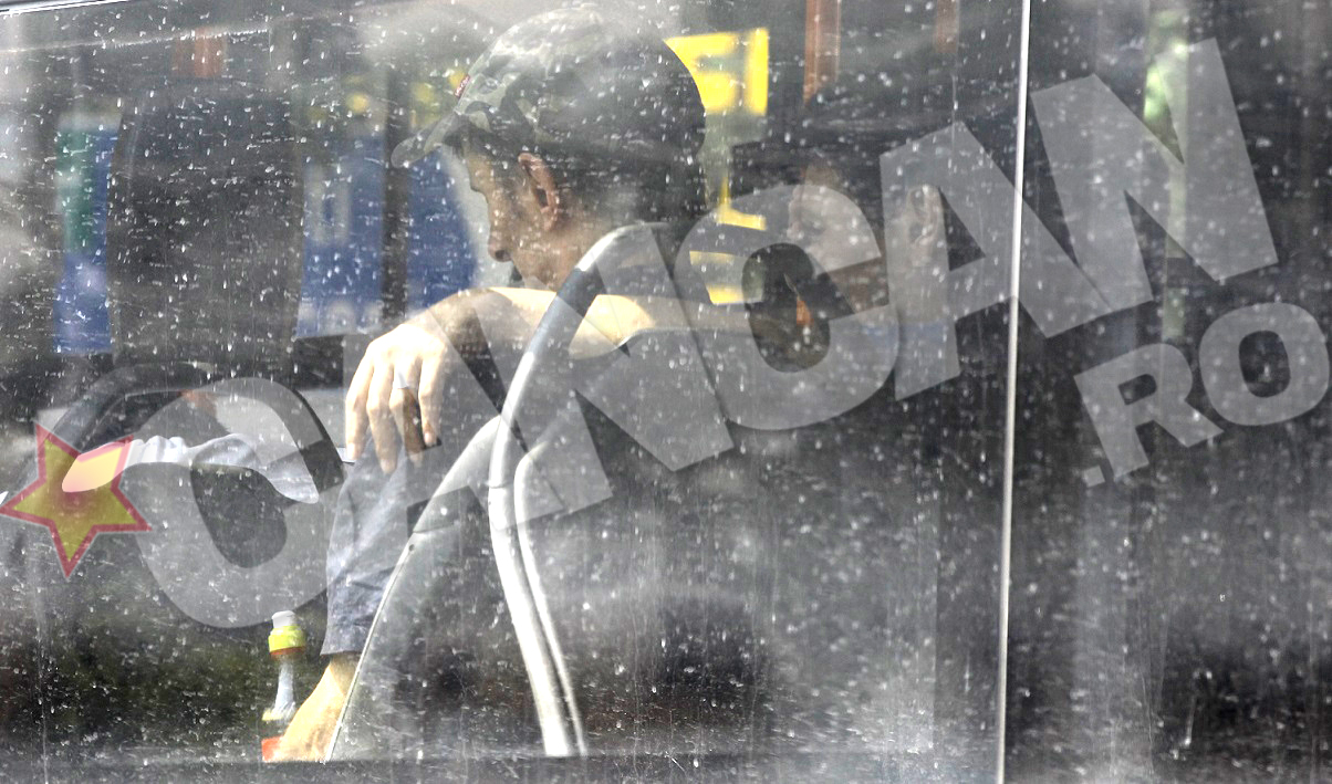 Ca sa mai fenteze canicula, Ioana Tufaru si iubitul se plimba cu autobuzele dotate cu aer conditionat