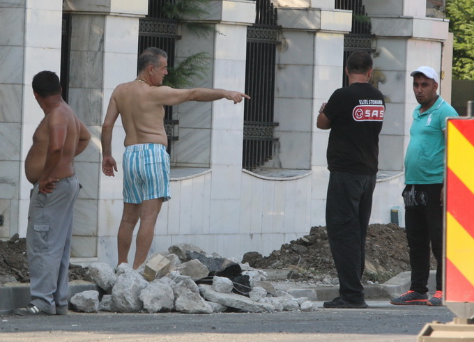 Becali a gesticulat si le-a aratat muncitorilor ce trebuie sa faca