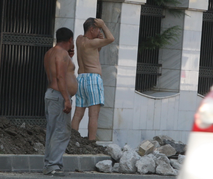 Becali a fost recunoscut de soferi, cei care au cloxonat atunci cand au trecut pe langa el