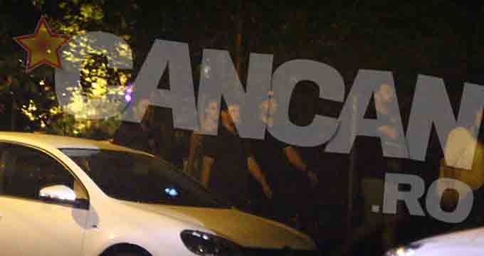 Smiley isi petrece noptile cu gasca la terasa