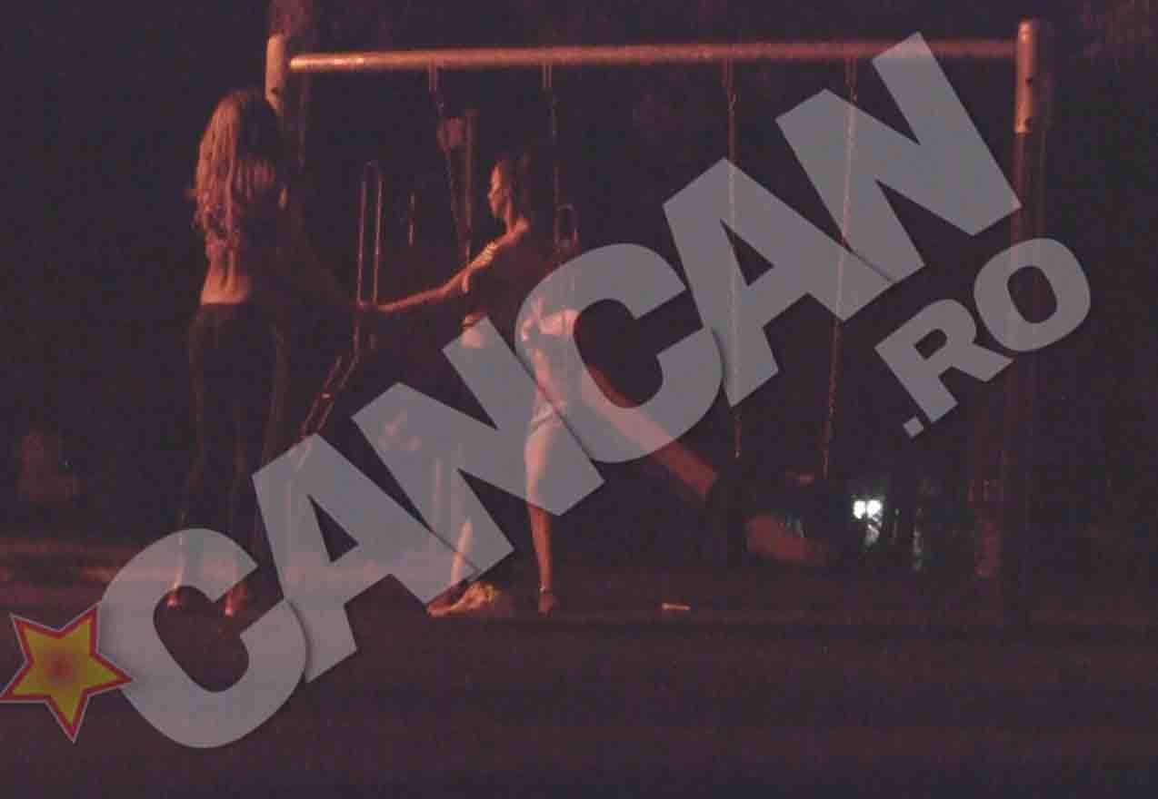 Ii arata uneia dintre tinere cum sa faca sport corect