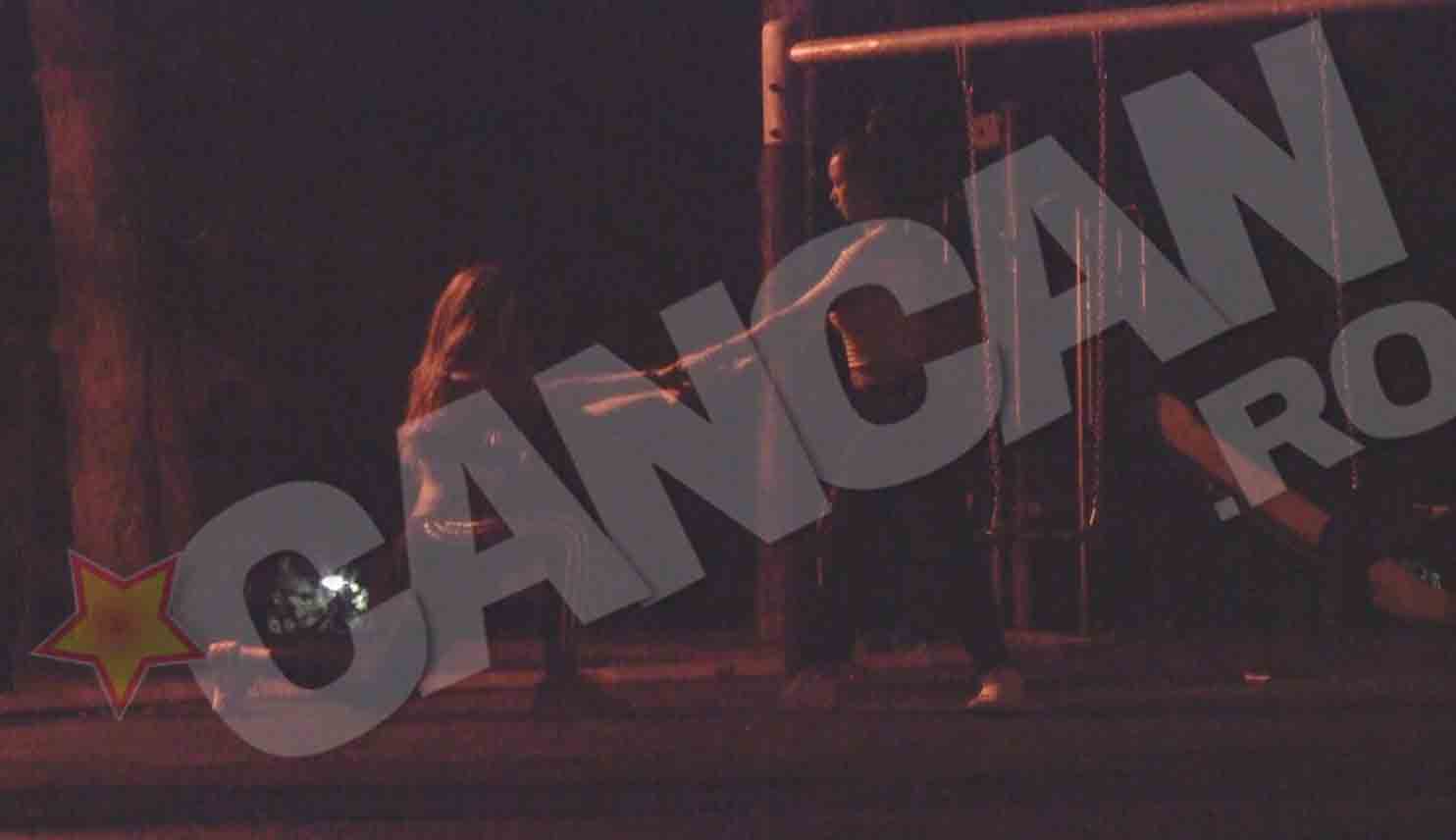 Una dintre fete o ajuta pe Bianca sa execute cateva miscari