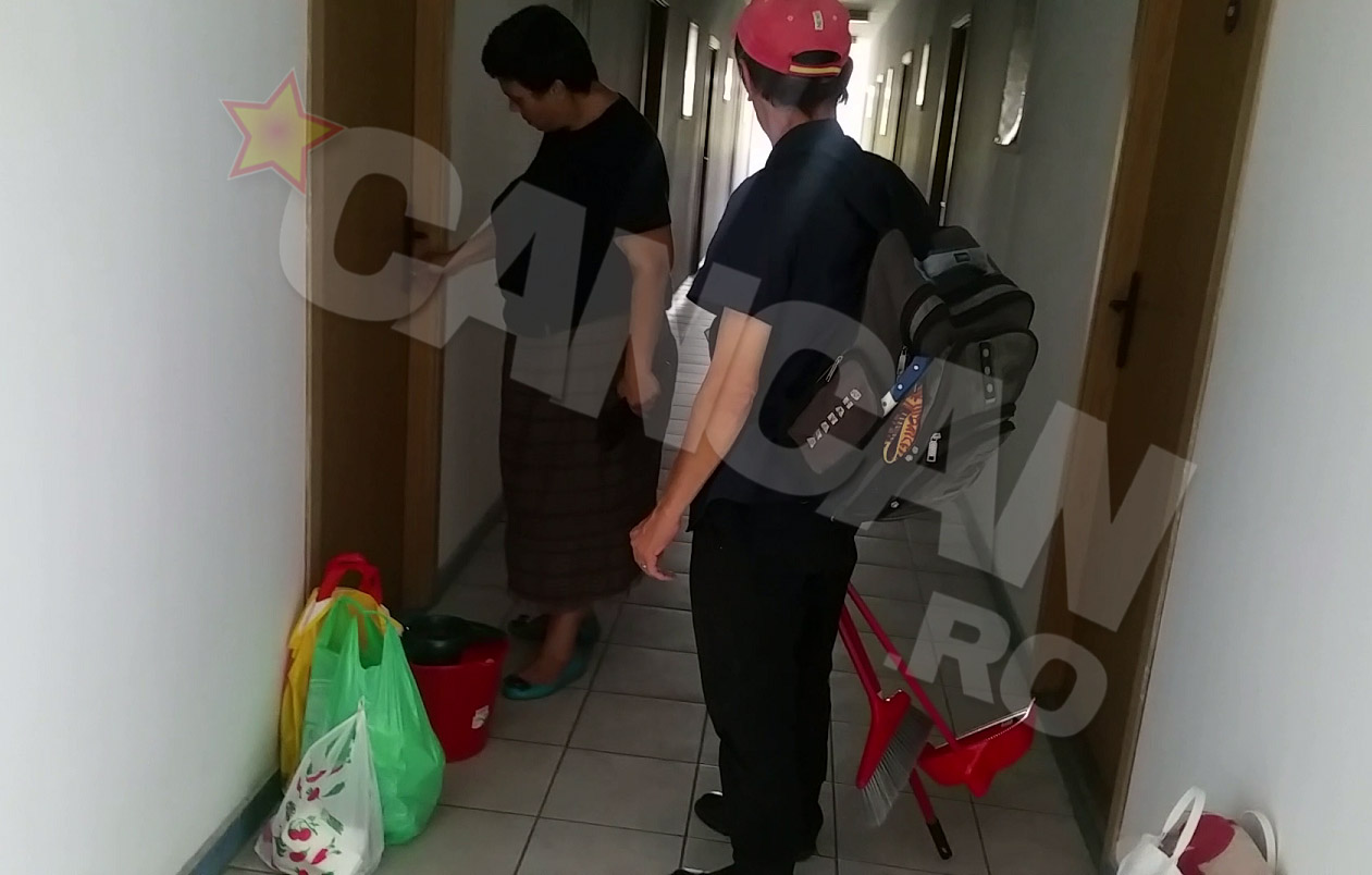 Cei doi locuiesc singuri intr-o cladire cu zeci de camere