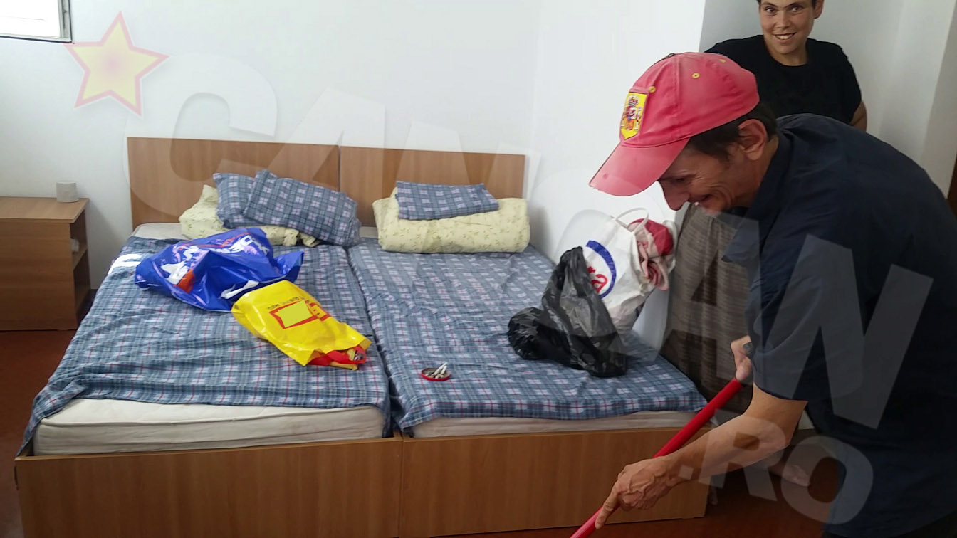 Ionut o ajuta foarte mult pe Ioana in gospodarie