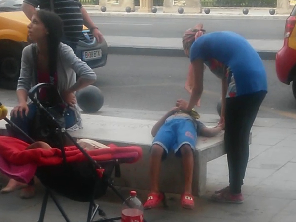 Din cate se pare, femeia care l-a ingrijit pe copil se cunostea cu agresorul, la fel si victima