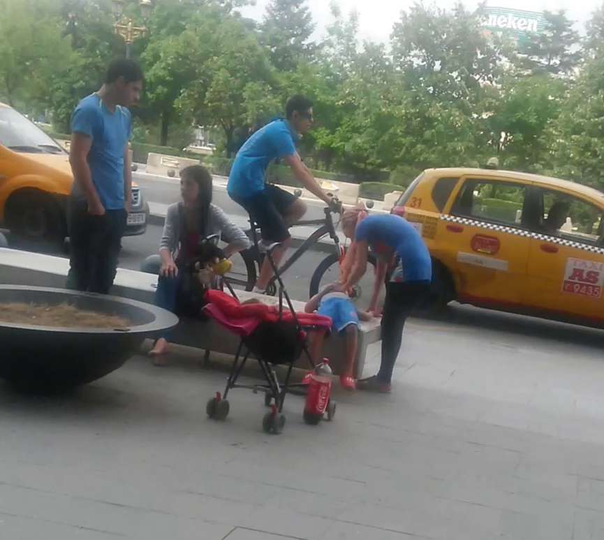 Mai multe persoane au asistat la incident, insa nimeni nu a intervenit. Dupa cateva minute, un trecator a sunat la politie