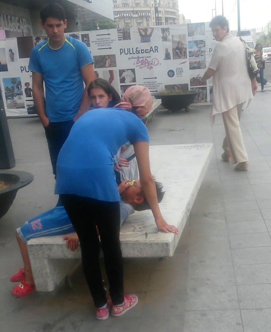 Copilul a plans minute bune, iar apoi a fost luat de apropiati si a disparut, culmea, alaturi de agresor si de femeia care i-a oprit sangerarea