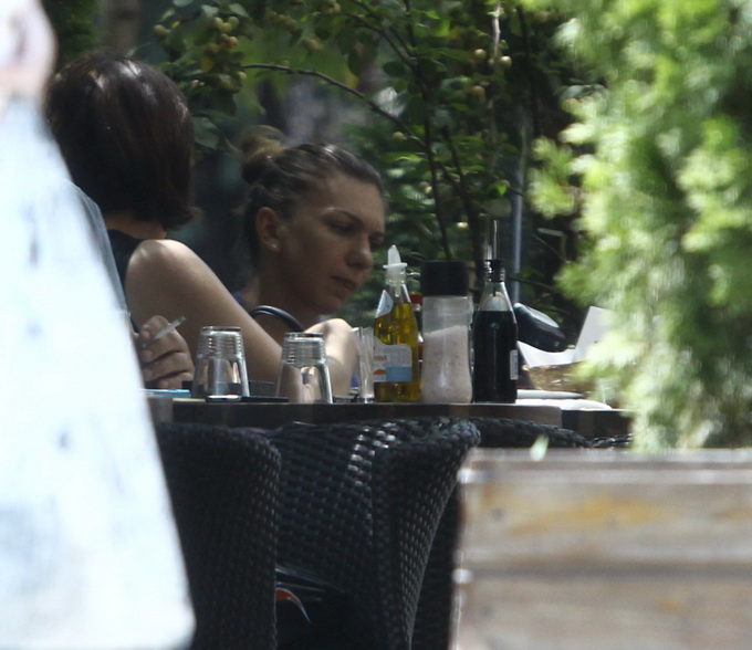 Alaturi de mama sa, Simona a stat pe o terasa