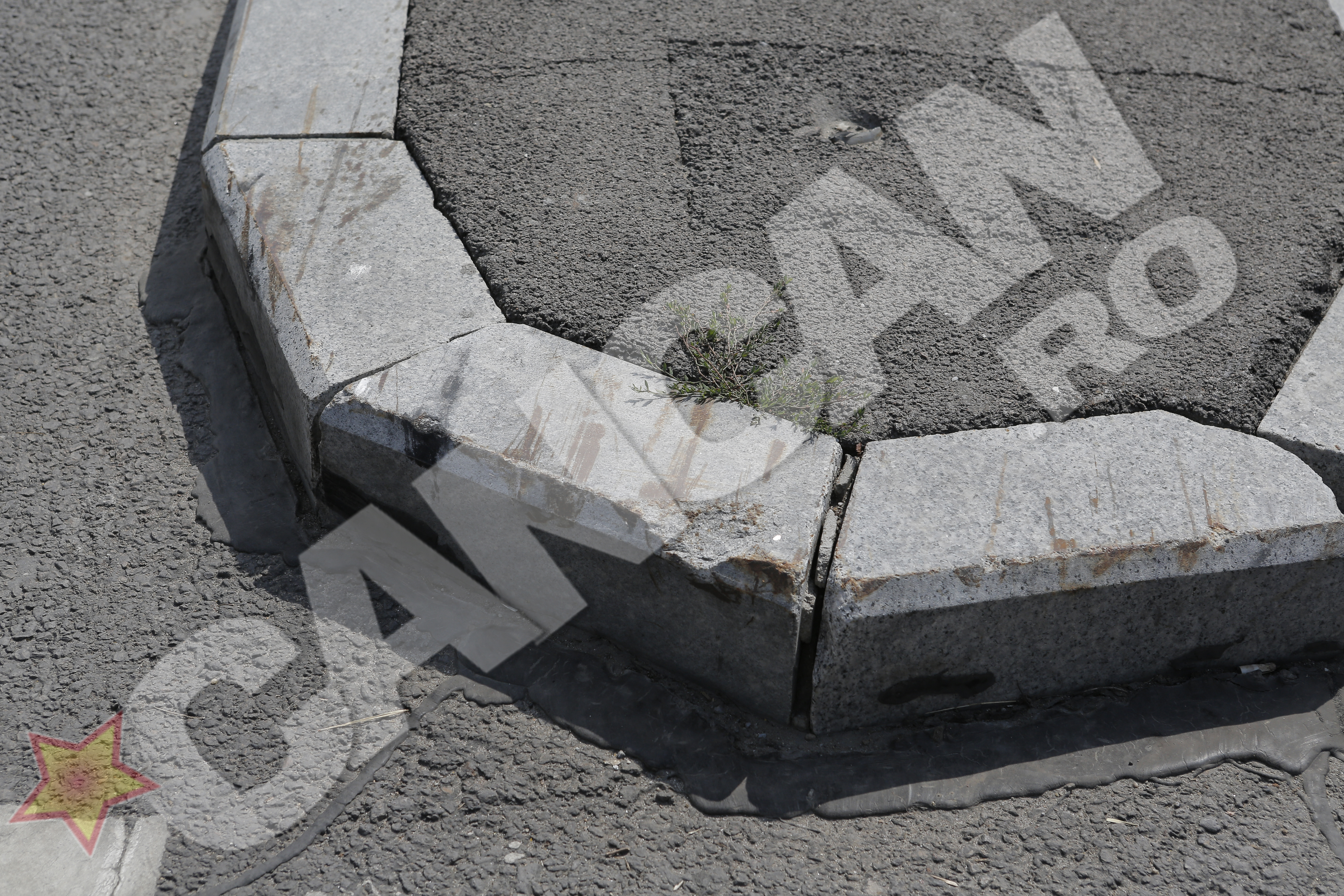 Aici masina turcului a lovit foarte puternic bordura