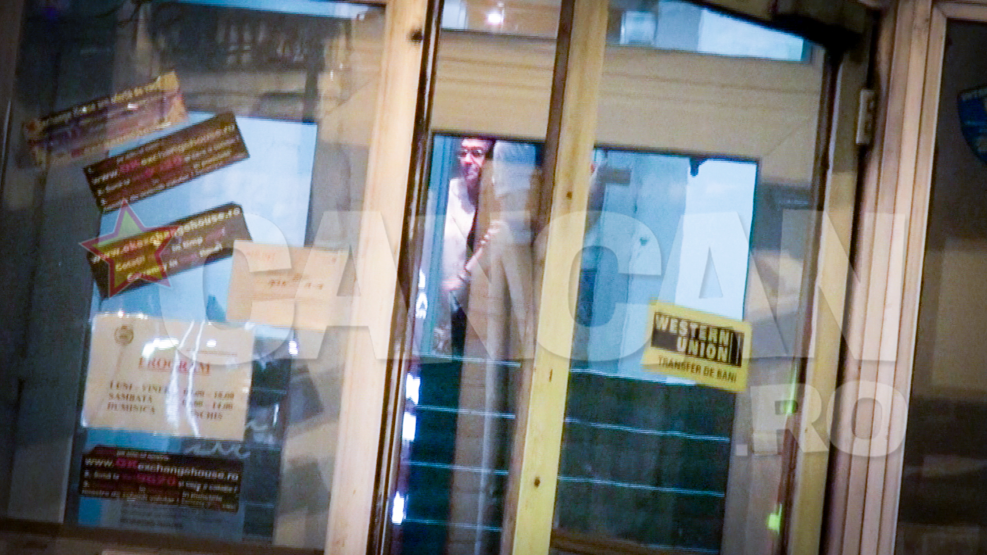 Cotabita si mama acestuia intra in bloc