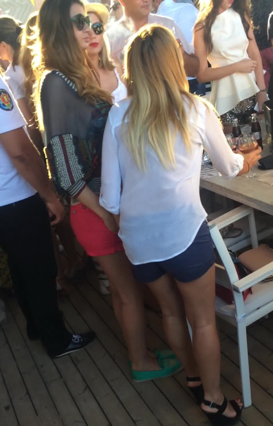 Ramona Gabor s-a plimbat in jurul mesei pana cand...