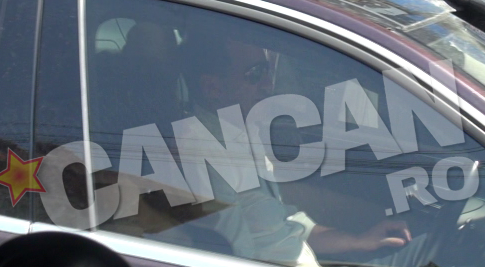 Cei doi s-au plimbat prin tot orasul, de parca nu se puteau hotari unde sa mearga