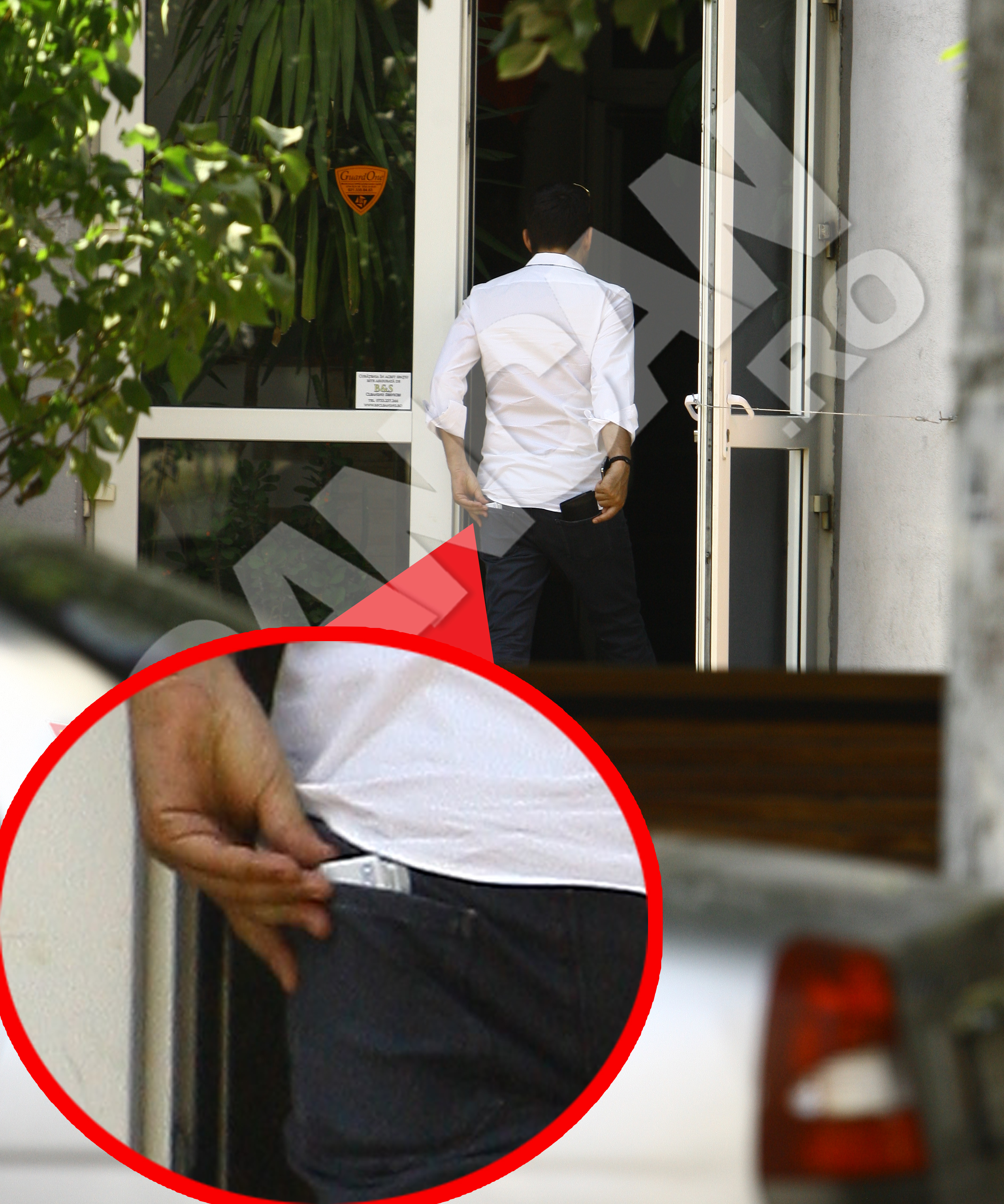 In timp ce Oana semna acte la notar, Cezar Marin s-a intors la masina, de unde a revenit cu un teanc de bani