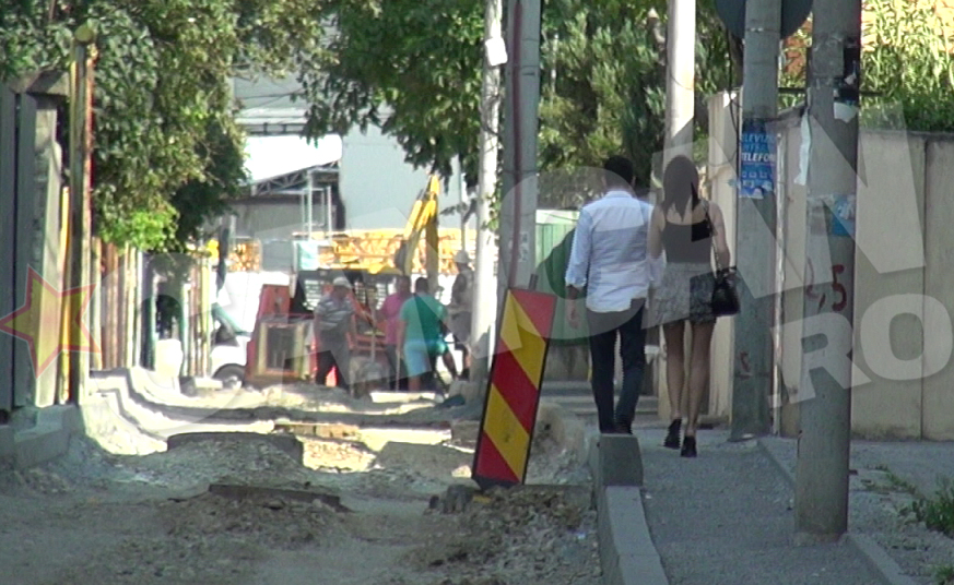 Zavo a pasit cu greu pe trotuarul buclucas